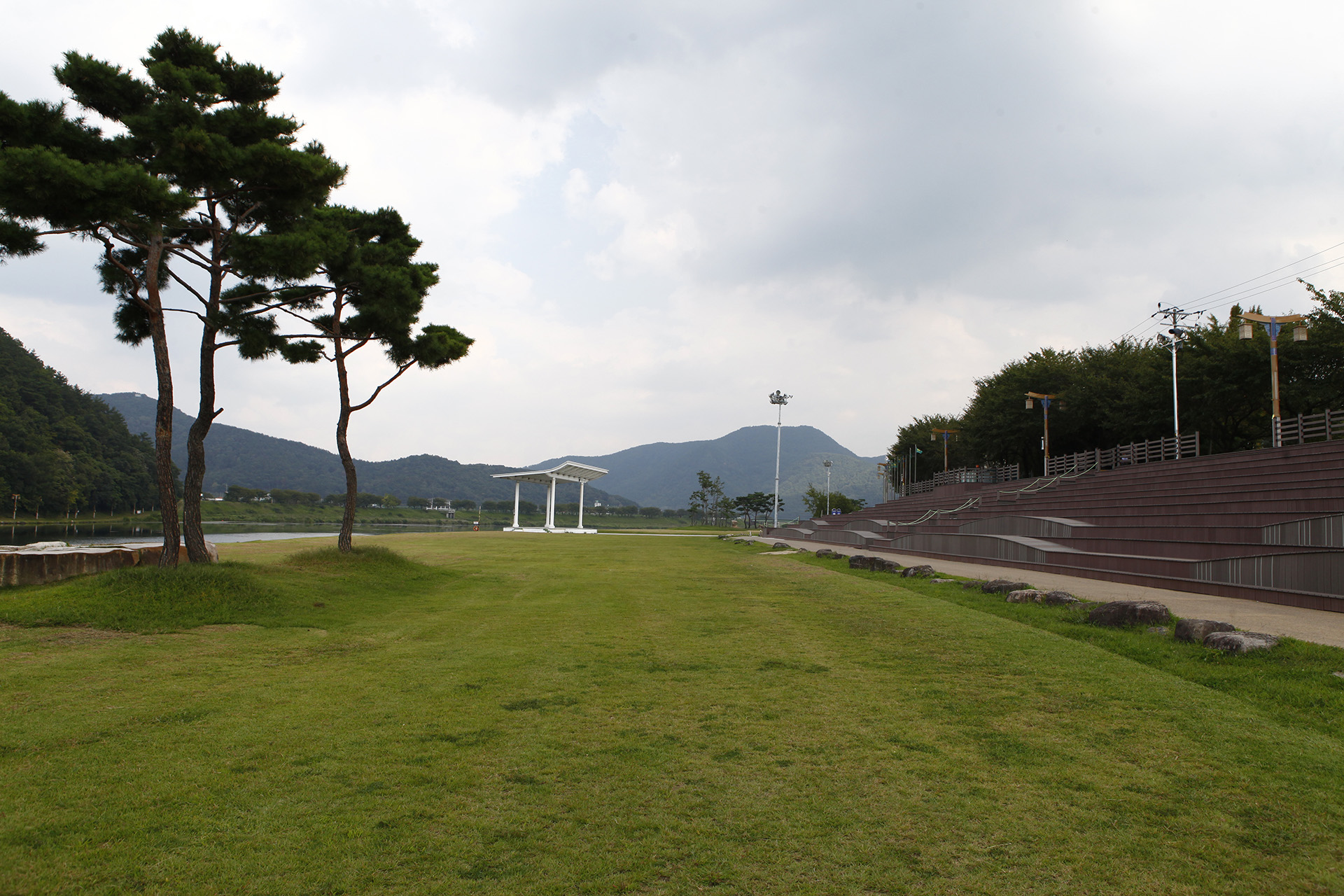 밀양강 둔치 야외공연장