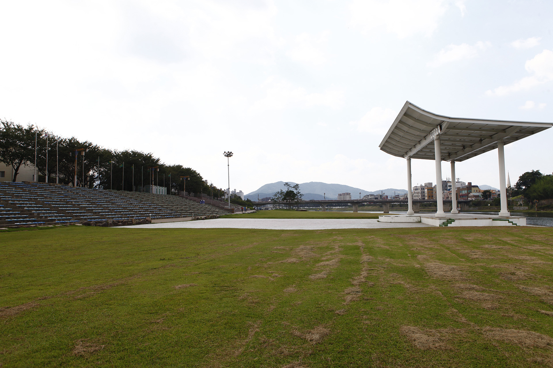 밀양강 둔치 야외공연장