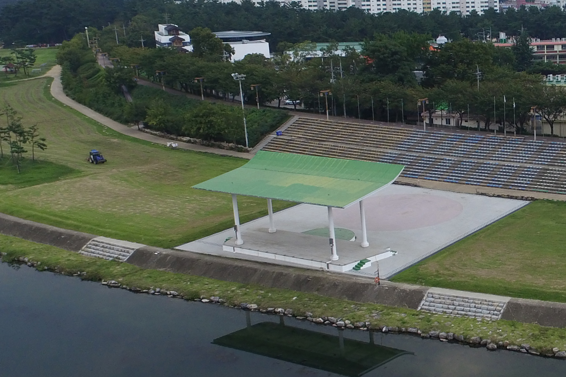 밀양강 둔치 야외공연장