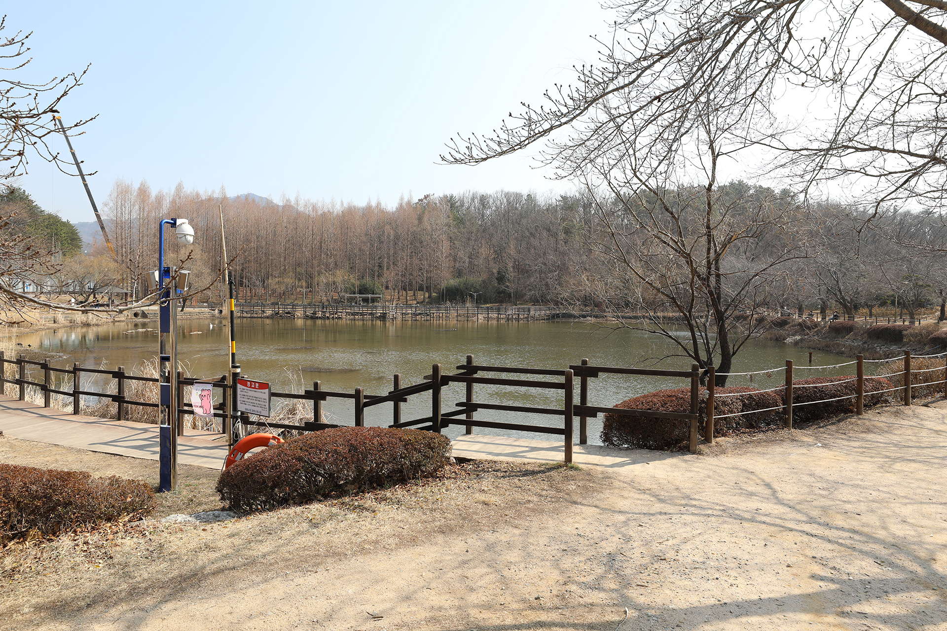 창원대학교 기숙사 연못