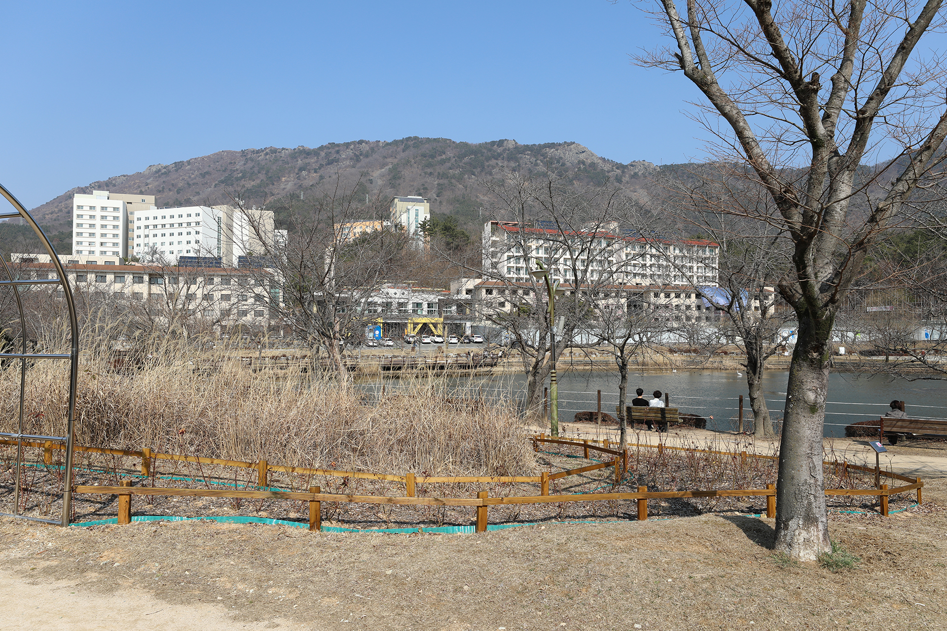 창원대학교 기숙사 연못