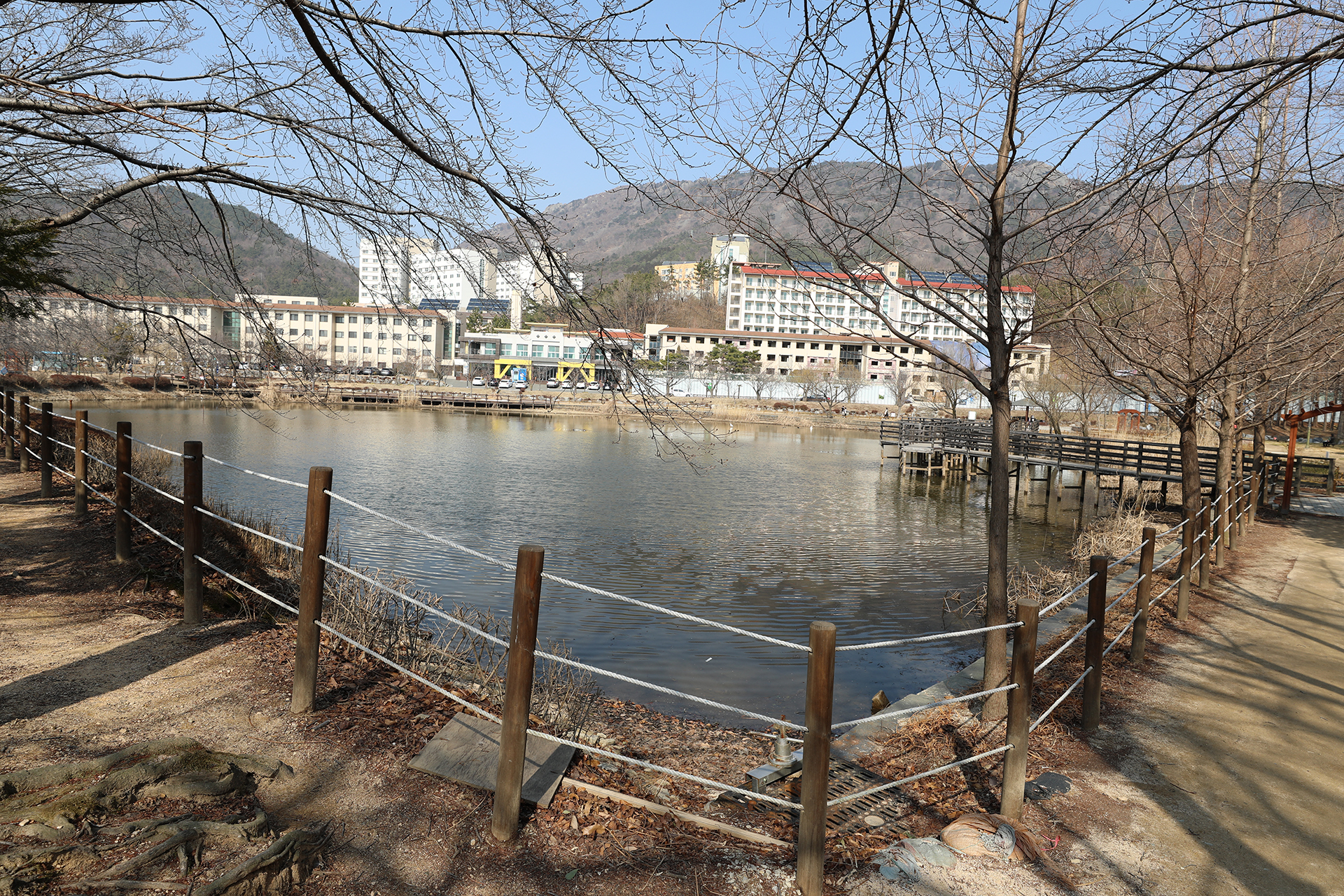 창원대학교 기숙사 연못